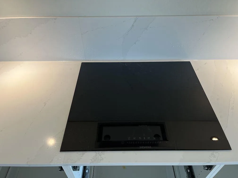 Polerad köksbänkskiva i Silestone Eternal Calacatta Gold med runt urtag och underlimmad rostfri diskho i Malmö.