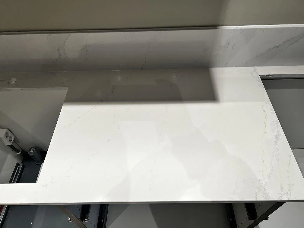 Polerad Silestone Eternal Calacatta Gold som köksbänkskiva med synlig ådring, stänkskydd och två öppna urtag i Malmö.