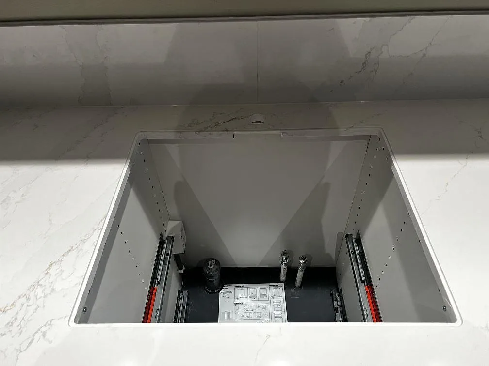 Köksbänkskiva i Silestone Eternal Calacatta Gold med stort urtag och 12 mm stänkskydd under montering i Malmö.