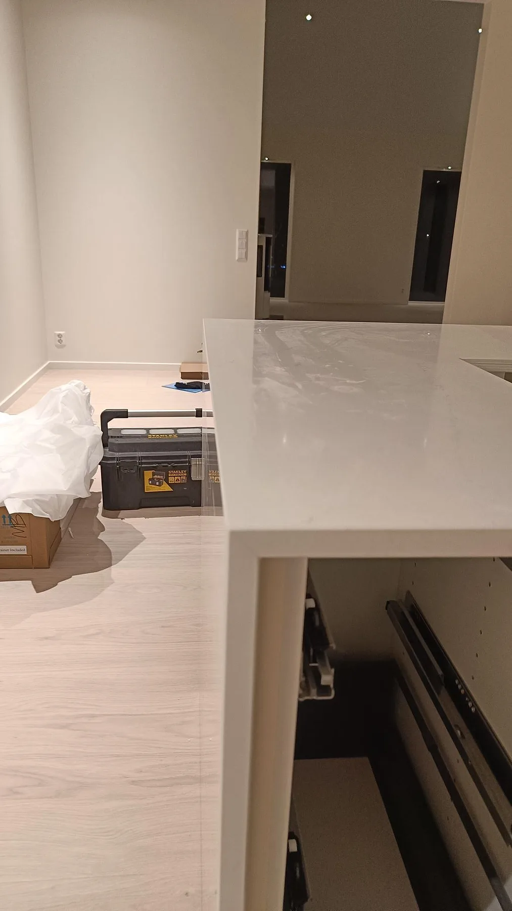 Sidovy av polerad Silestone Eternal Calacatta Gold på kökshalvö med ljus ådring och monterade köksstommar i Onsala.
