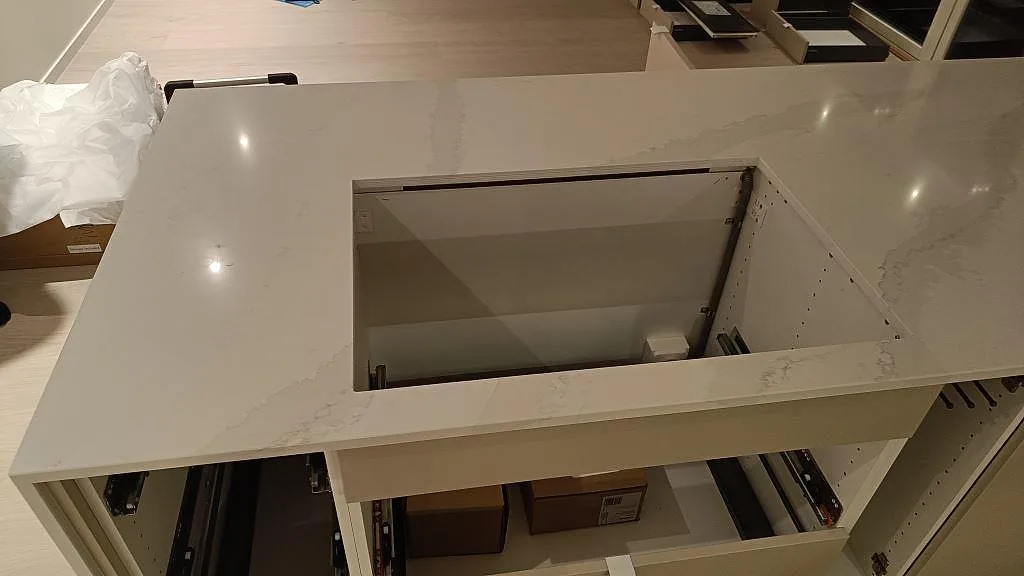 Detaljbild av polerad Silestone Eternal Calacatta Gold med rektangulärt urtag i köksbänkskivan i Onsala.