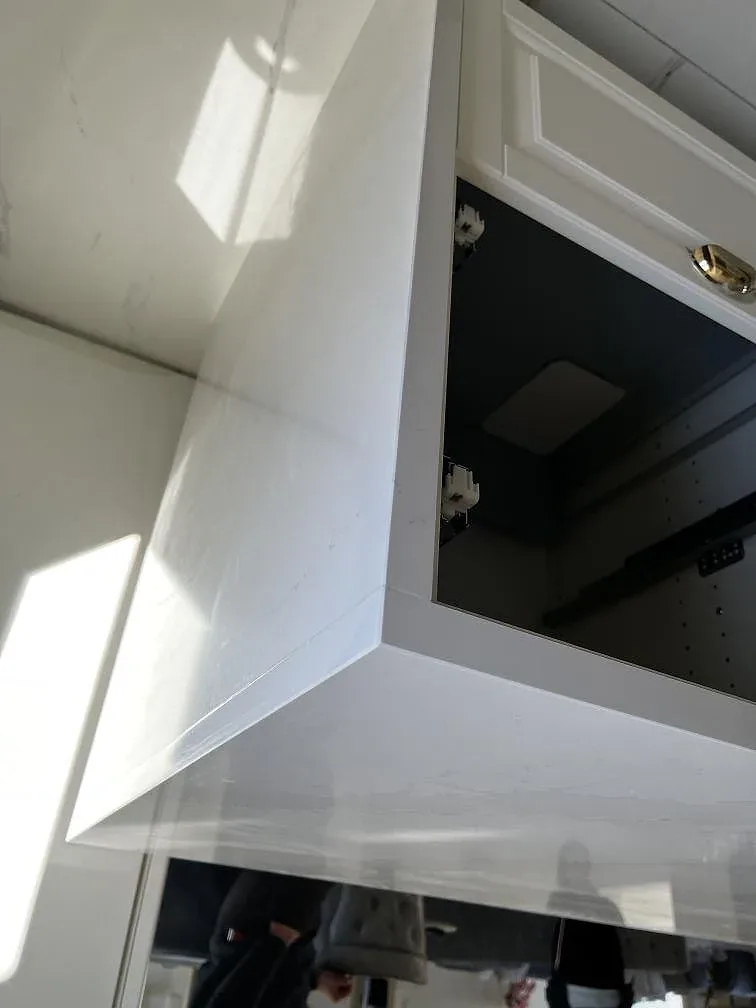 Hörn av bänkskiva i Silestone Eternal Calacatta Gold med nedfälld gavelkant i ett kök i Skövde.