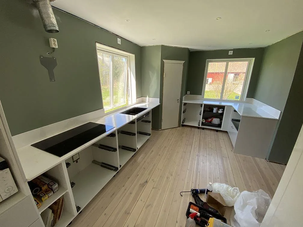Löst placerad induktionshäll på en polerad köksbänk i Silestone Eternal Calacatta Gold före infällning i ett kök i Skövde.