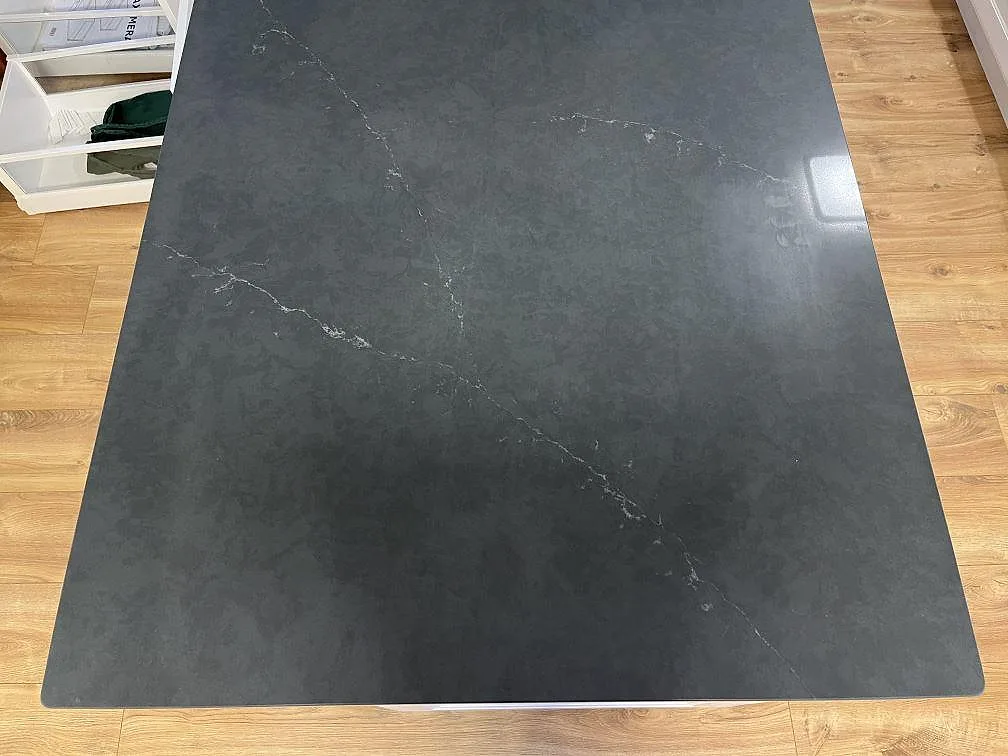 Närbild ovanifrån på den vita ådringen i polerad Silestone Eternal Charcoal Soapstone på en köksbänkskiva i jarpås.