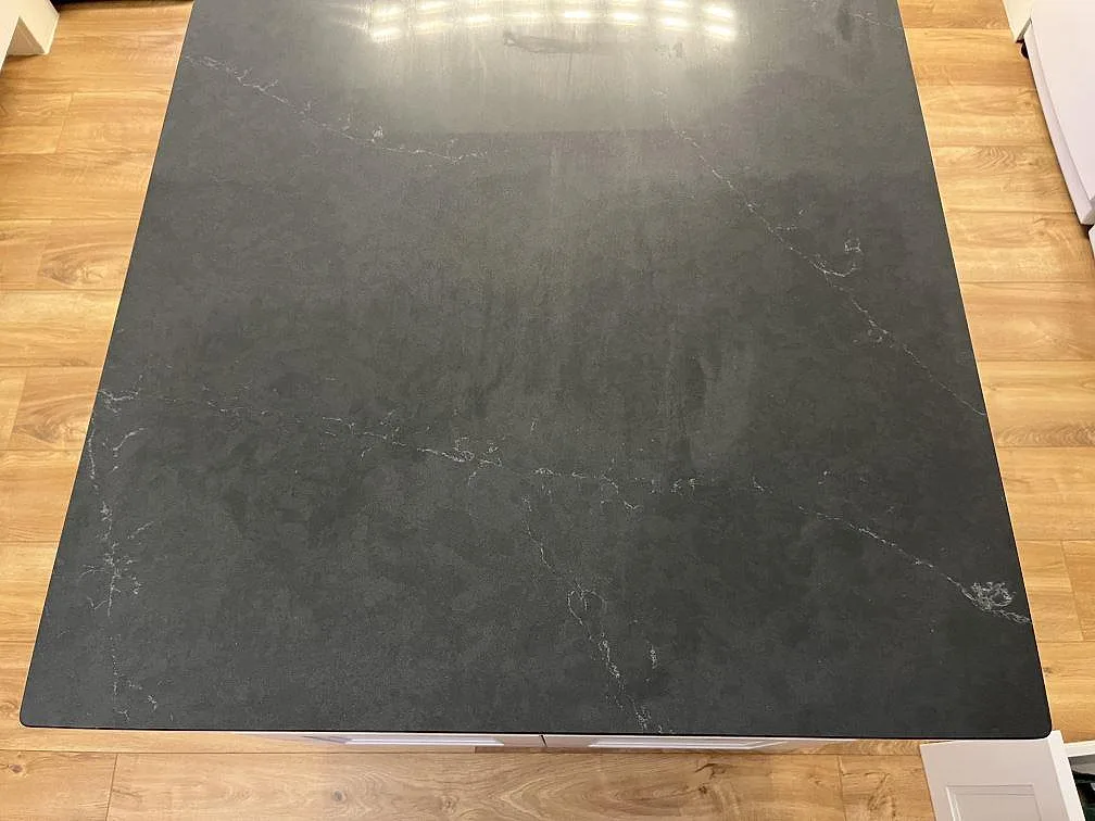Polerad köksbänkskiva i Silestone Eternal Charcoal Soapstone sedd ovanifrån, med vit soapstone-liknande ådring, i ett kök i jarpås.