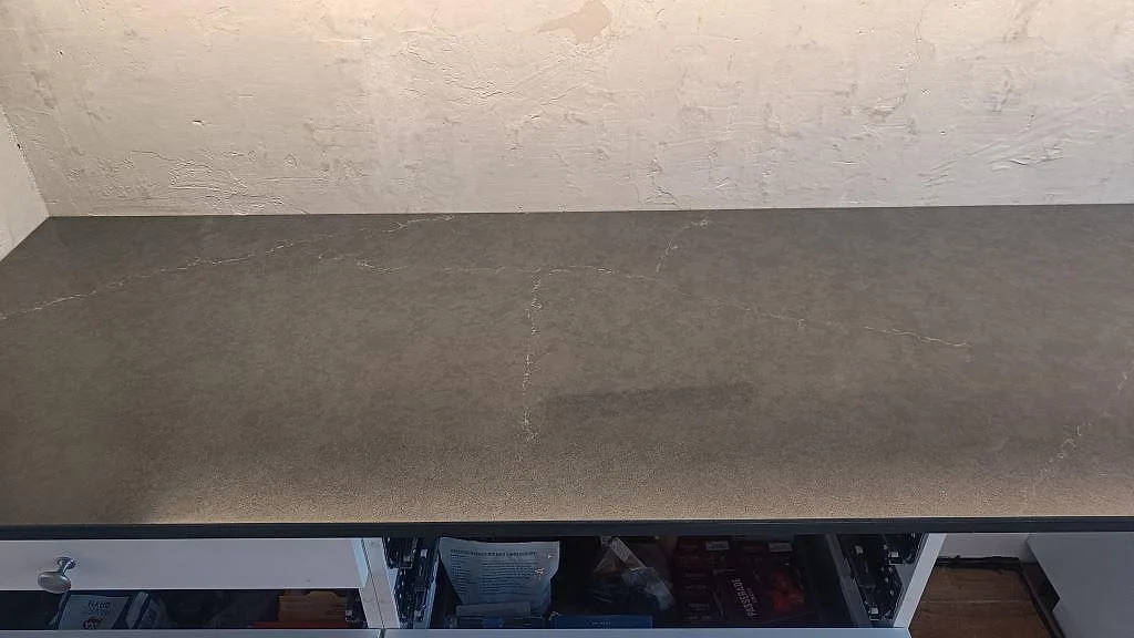 Ytnära bild av polerad Silestone Eternal Charcoal Soapstone bänkskiva med ljus soapstone-ådring i Södra Sandby.