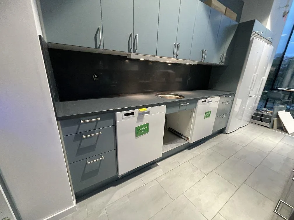 Detalj av hörn i kök med polerad Silestone Eternal Charcoal Soapstone, bänkskiva och mörkt stänkskydd med synlig ådring i Trollhättan.