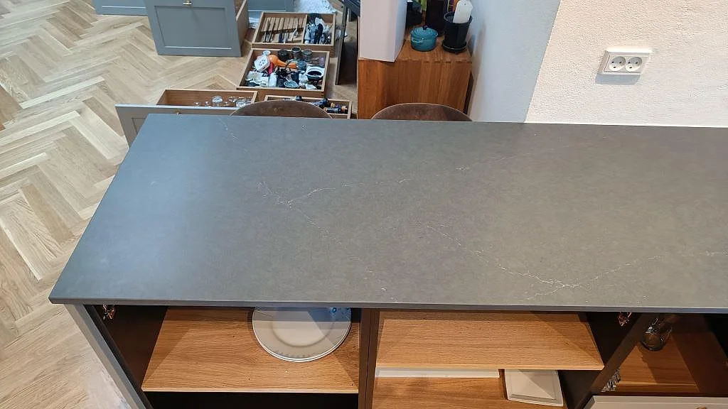 Köksö i Silestone Eternal Charcoal Soapstone, matt grå komposit med subtil vit ådring, i ett kök i Vedbæk.