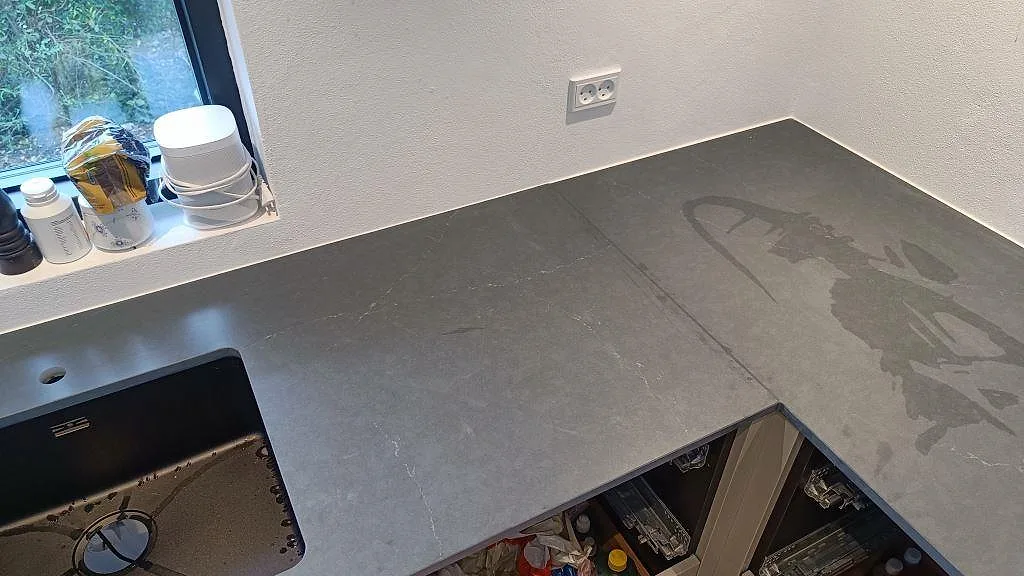 Matt antracitgrå Silestone Eternal Charcoal Soapstone bänkskiva med underlimmad diskho sedd uppifrån i ett kök i Vedbæk.