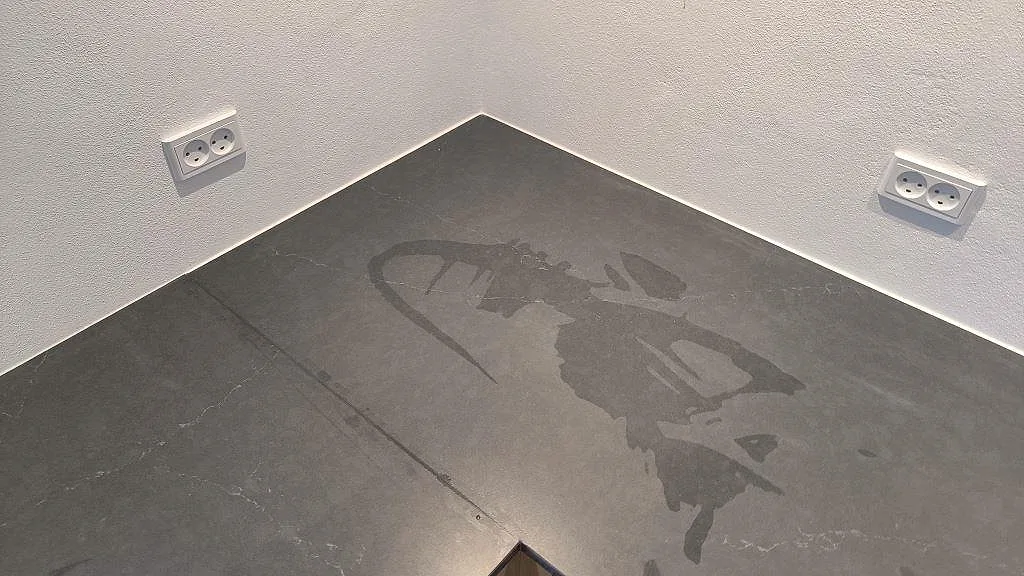 Ren hörnsektion av Silestone Eternal Charcoal Soapstone köksbänkskiva i mockafinish med fin vit ådring i Vedbæk.
