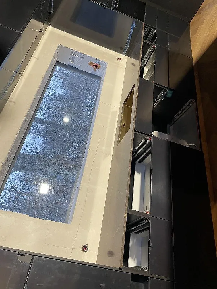 Installerad köksbänkskiva i brun Silestone Eternal Emperador med underlimmad diskho under montering i Urshult.