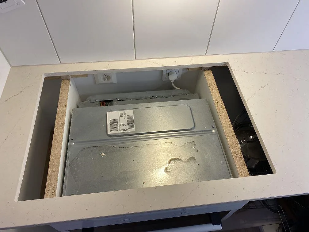 Närbild av hällöppning i polerad Silestone Eternal Marfil, ljus kvartskomposit för kök i Lomma.