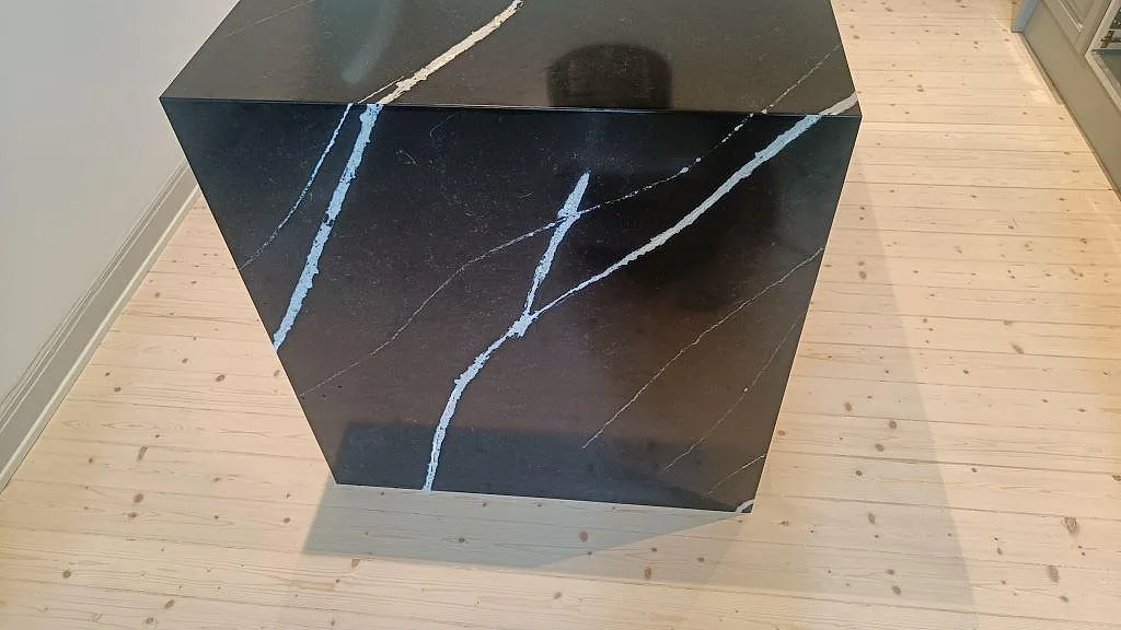 Vattenfallskant på köksön i polerad svart Silestone Eternal Marquina med vit ådring i ett kök i Malmö.