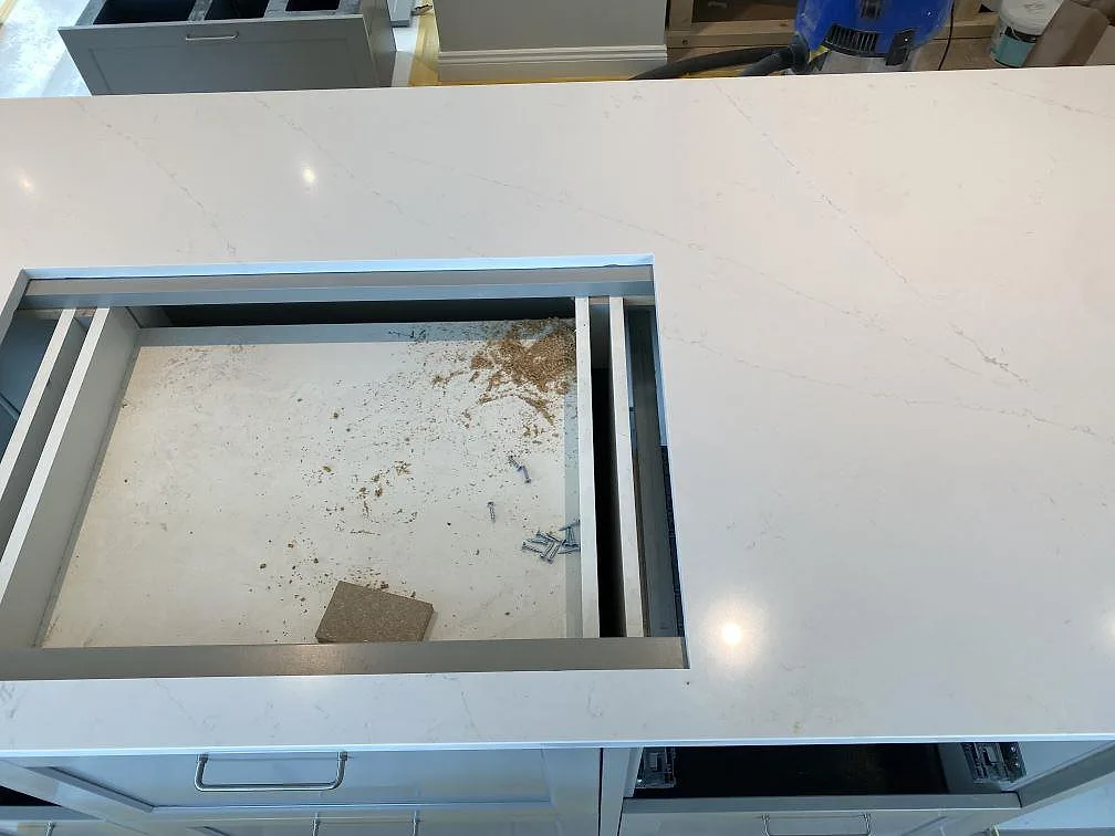 Köksbänkskiva i vit Silestone Eternal Statuario, polerad, vid fönsterbänk i ett kök i Åryd.