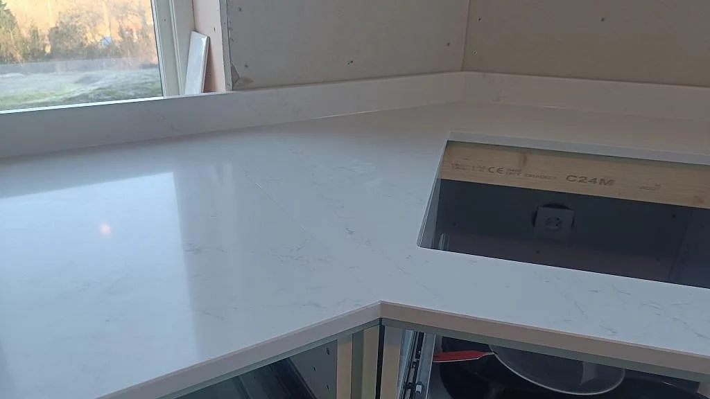 Detalj av polerad Silestone Eternal Statuario med hällöppning och marmorerad ådring i ett kök i Alingsås.