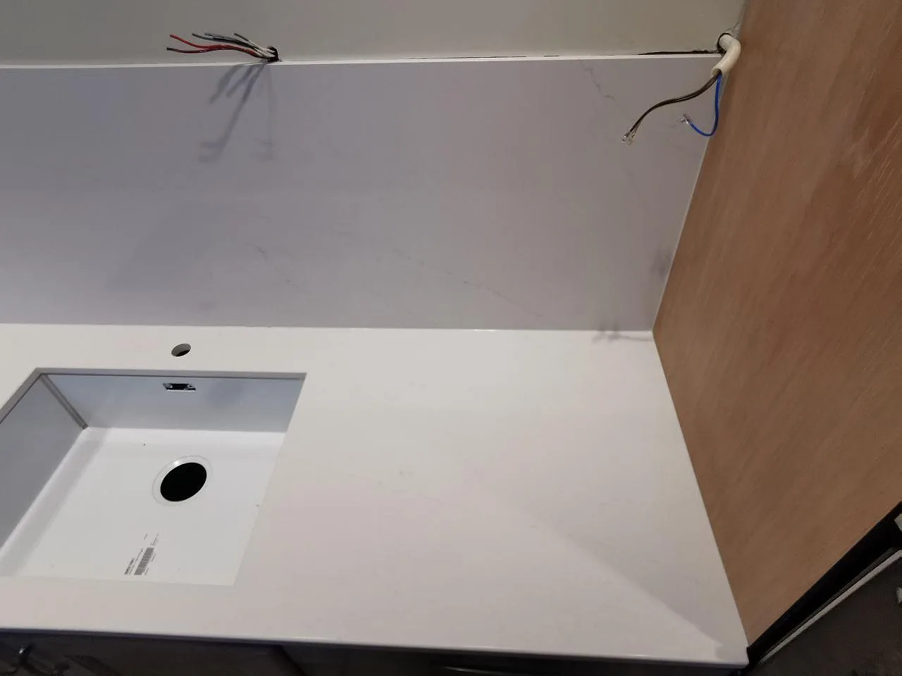 Vit Silestone Eternal Statuario bänkskiva ovanifrån med underlimmad rostfri Blanco Zerox diskho och blandarehål i ett kök i Borås.