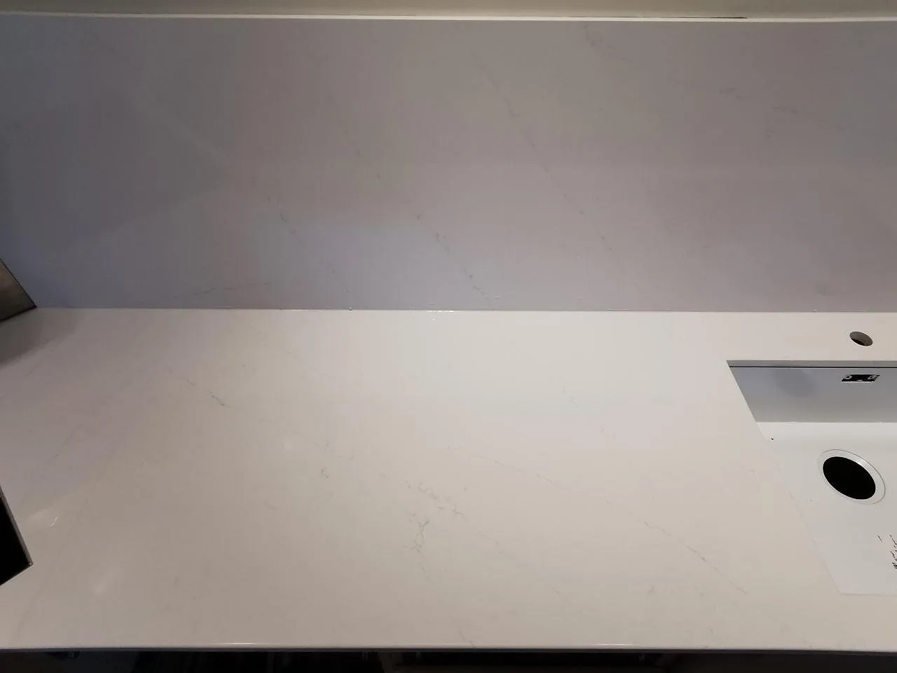 Närbild på den polerade ytan och statuario-ådringen i en Silestone Eternal Statuario köksbänkskiva i Borås.