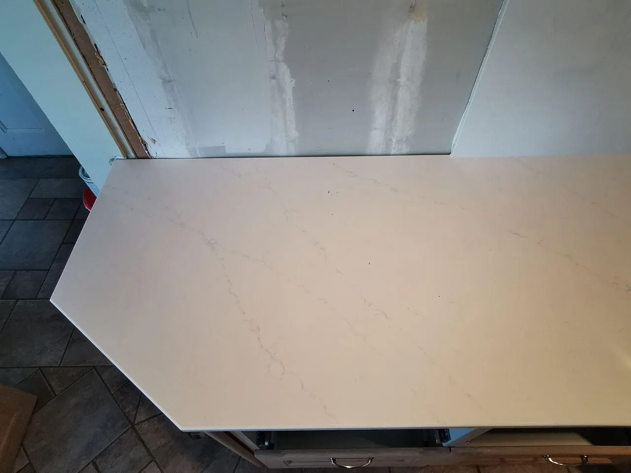 Lång köksbänkskiva i vit Silestone Eternal Statuario med diskret grå statuario-ådring i ett kök i Borås.
