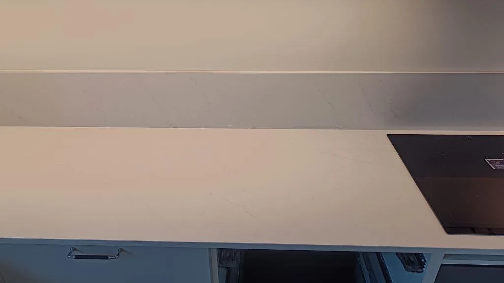 Köksbänkskiva i Silestone Eternal Statuario med uppvikt stänkskydd och infälld häll i Karlshamn.