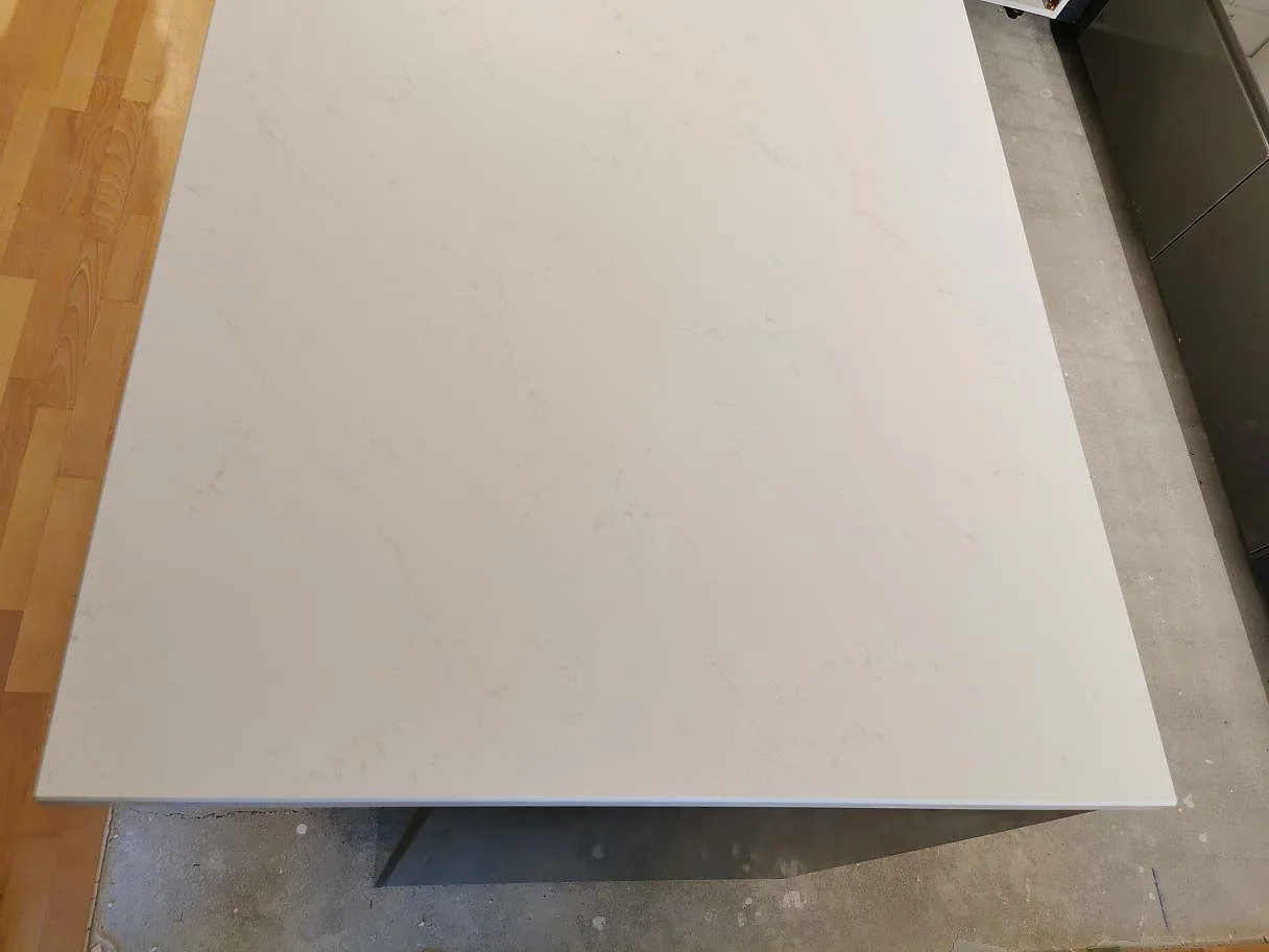 Fristående köksö i polerad vit Silestone Eternal Statuario sett ovanifrån i ett kök i Kristianstad.