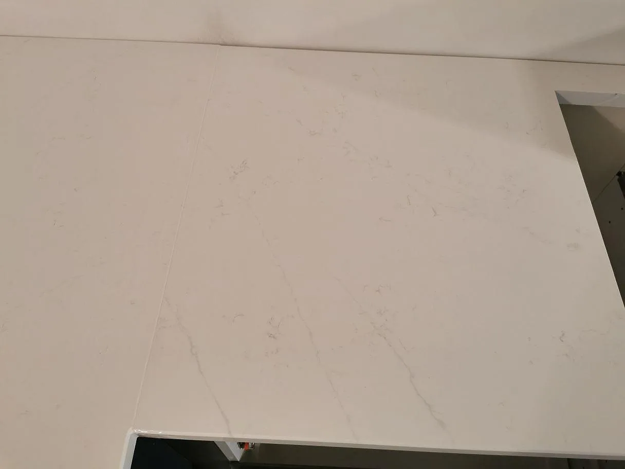 Närbild på den diskreta gråa ådringen i vit Silestone Eternal Statuario bänkskiva i Kristianstad.