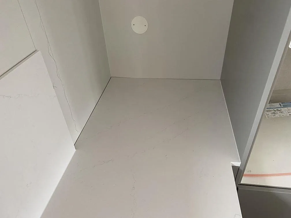 Sidovy av Silestone Eternal Statuario bänkskiva i en nisch med ljus ådring och polerad yta i Ljungby.