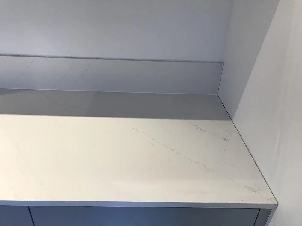 Köksbänkskiva i vit Silestone Eternal Statuario, polerad, med fin grå ådring och spegelblank yta i ett kök i Lomma.