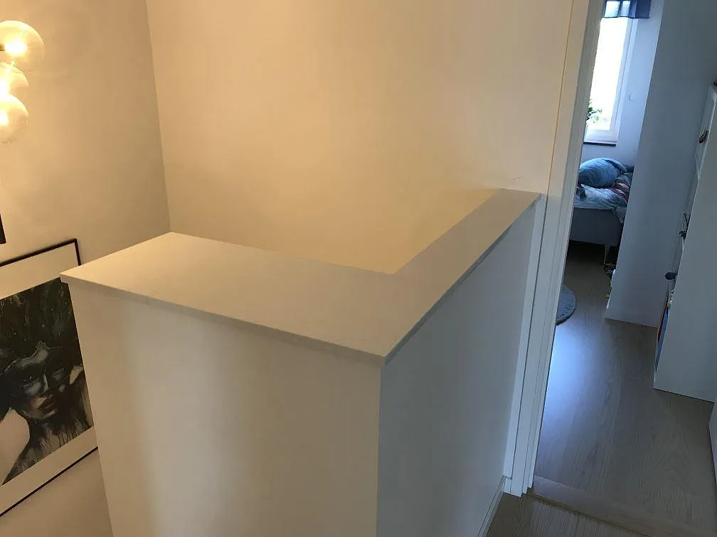 Stenklädd avställningsyta i vit Silestone Eternal Statuario, polerad, i ett hem i Lomma.