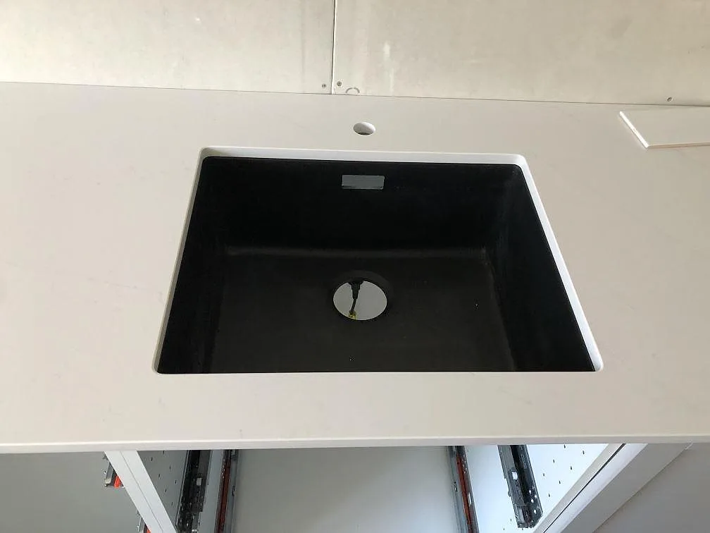 Underlimmad svart kompositdiskho, Blanco Subline 500-U, i en vit Silestone Eternal Statuario köksbänkskiva i ett kök i Malmö.