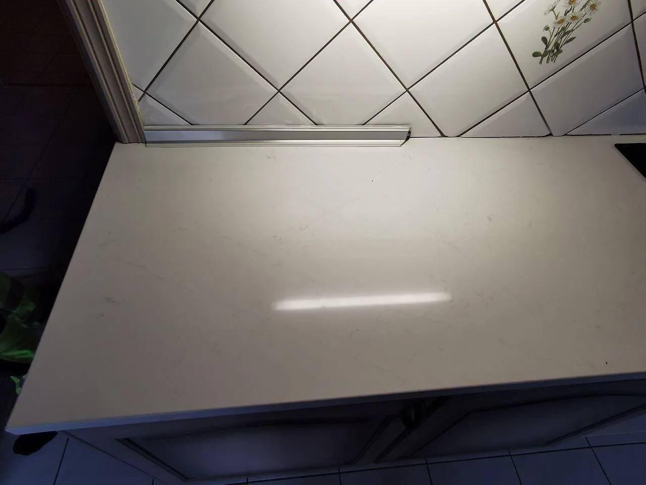 Polerad bänkskiva i vit Silestone Eternal Statuario med mjuk grå ådring, sedd ovanifrån i ett kök i Malmö.