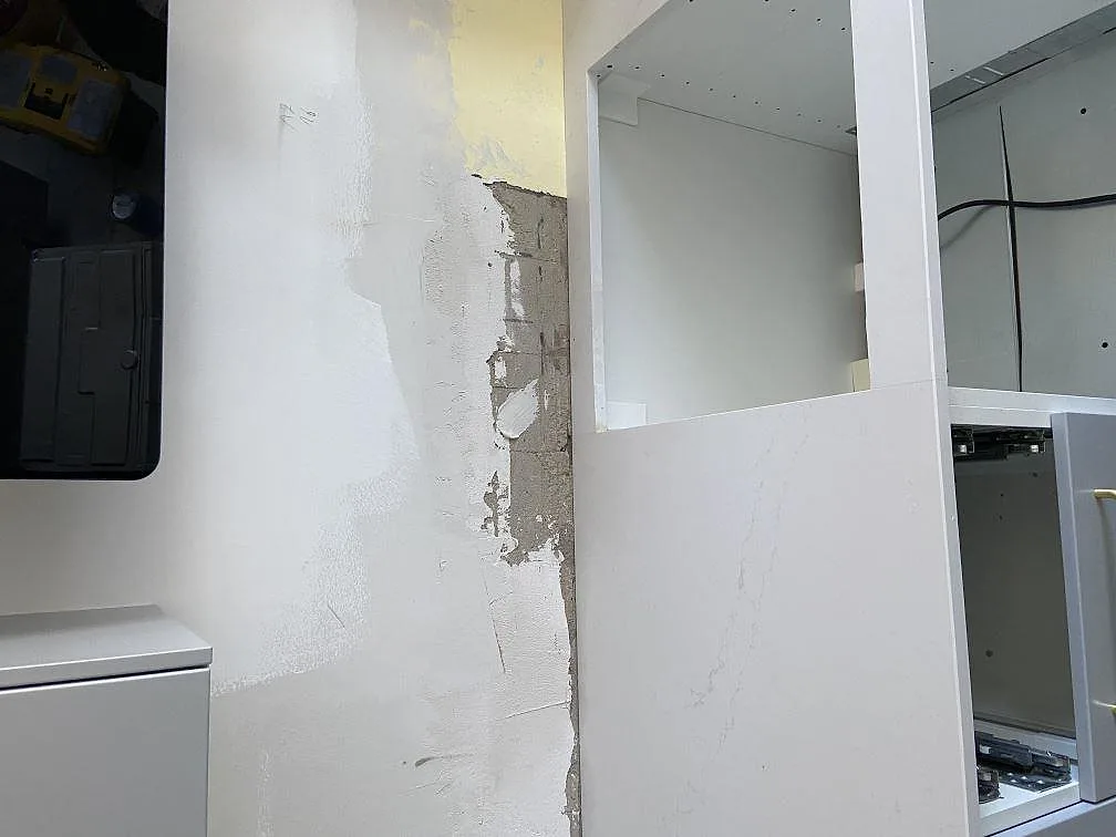 Sidostycke i vit Silestone Eternal Statuario med grå ådring monterat mot vägg i ett kök i Malmö.