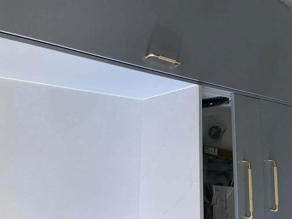 Närbild på gerad nedfälld kant i vit Silestone Eternal Statuario med mjuk Calacatta-ådring i ett kök i Malmö.