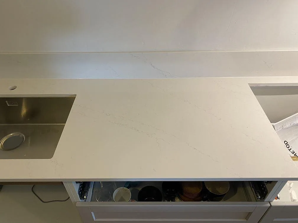 Köksbänk i polerad Silestone Eternal Statuario med underlimmad rostfri diskho och diskt ådring i Malmö.
