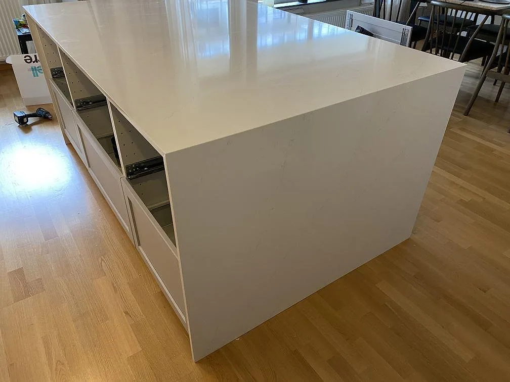 Polerad köksö i vit Silestone Eternal Statuario med spegelblank yta och stensidor i Malmö.
