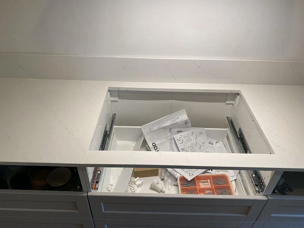 Köksbänkskiva i vit Silestone Eternal Statuario med öppna stommar under montering i Malmö.
