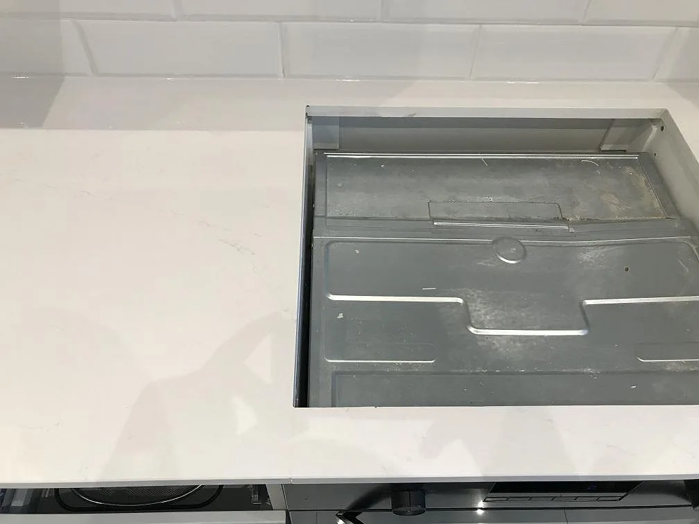 Köksbänkskiva i vit Silestone Eternal Statuario med urtagning för häll i ett kök i Malmö.