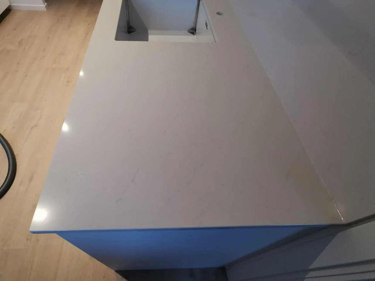 Uppifrån sedd köksbänkskiva i polerad vit Silestone Eternal Statuario med urtag för underlimmad diskho i Svedala.