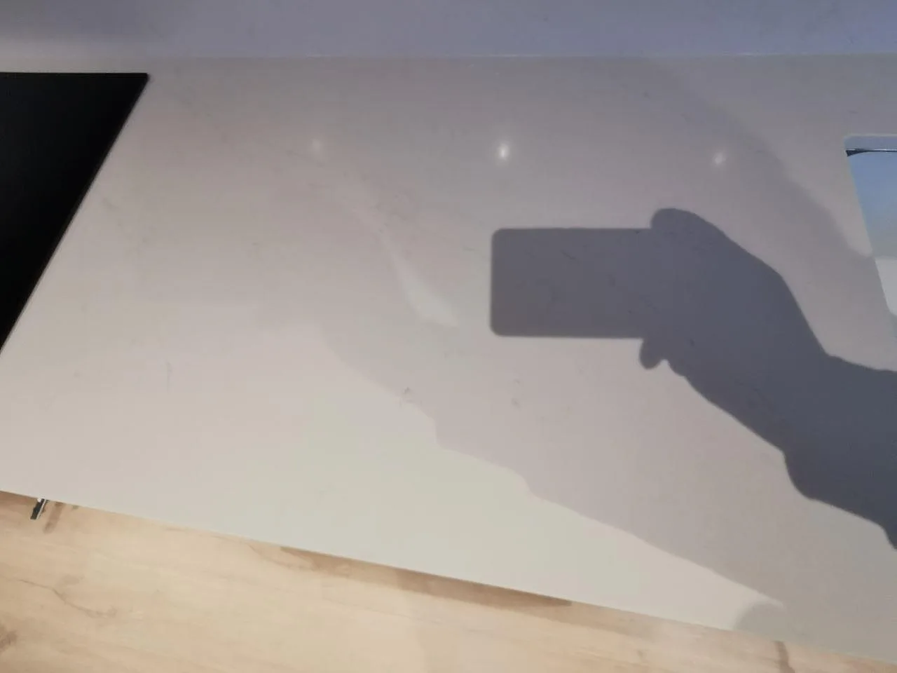 Närbild på den polerade ytan i vit Silestone Eternal Statuario med mjuk grå ådring i ett kök i Svedala.