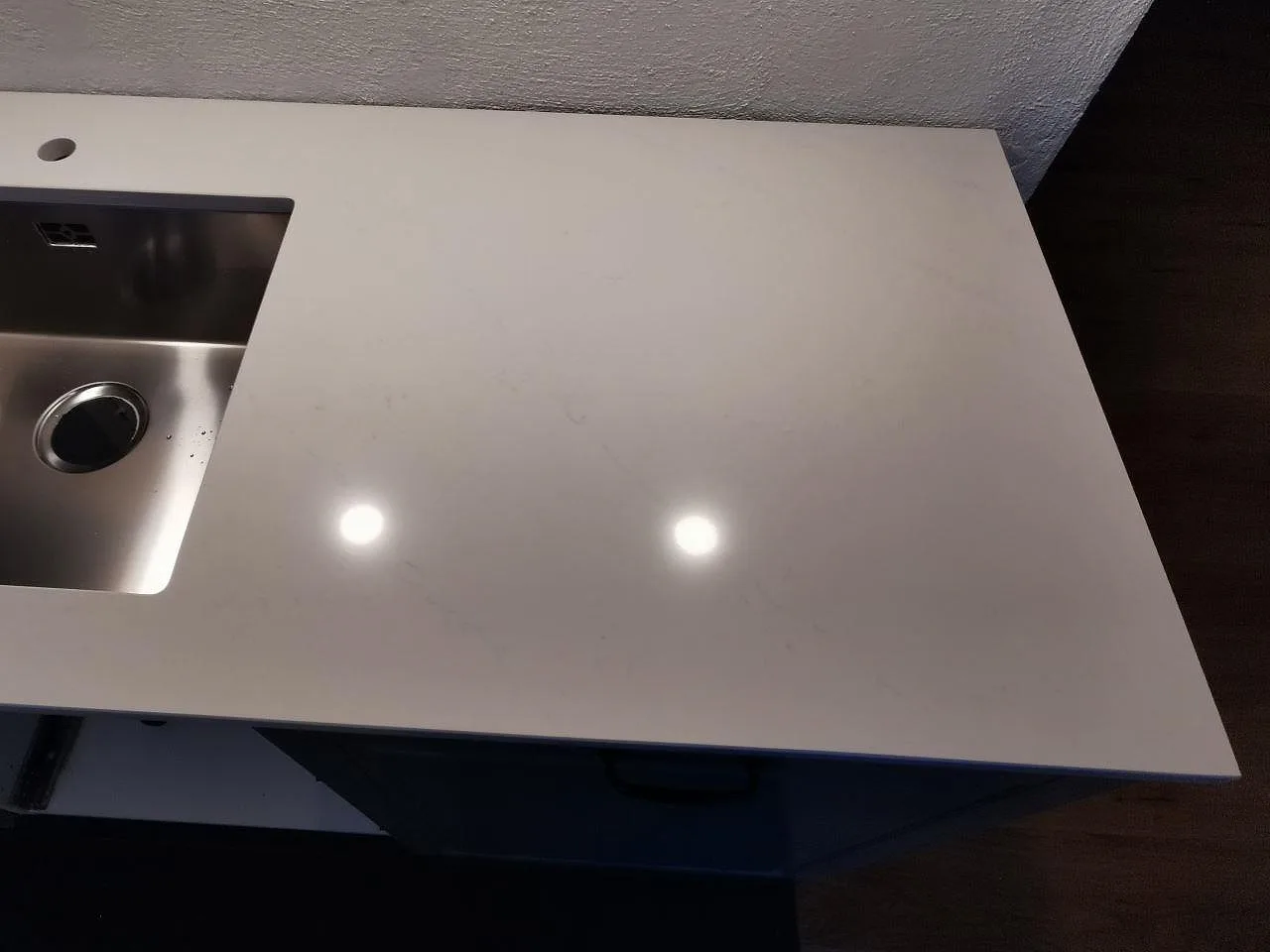 Polerad bänkskiva i Silestone Eternal Statuario med underlimmad rostfri diskho och borrat blandarhål i ett kök i Trelleborg.