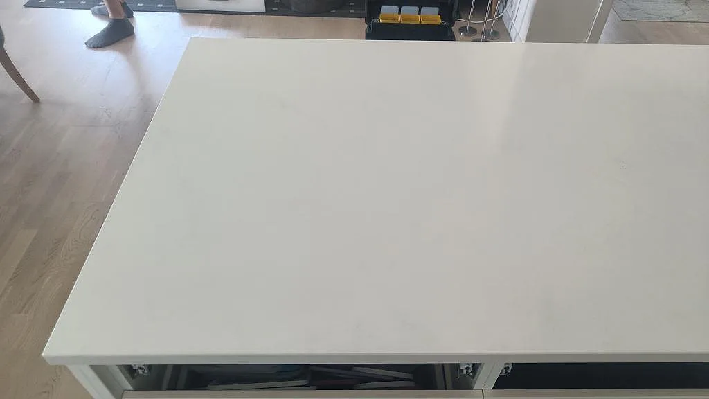 Polerad köksbänkskiva i vit Silestone Eternal Statuario som stor köksö eller halvö under montering i Trollhättan.