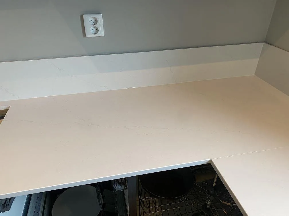 Slät vit bänkskiva i Silestone Eternal Statuario med diskret grå ådring i ett kök i Vellinge.