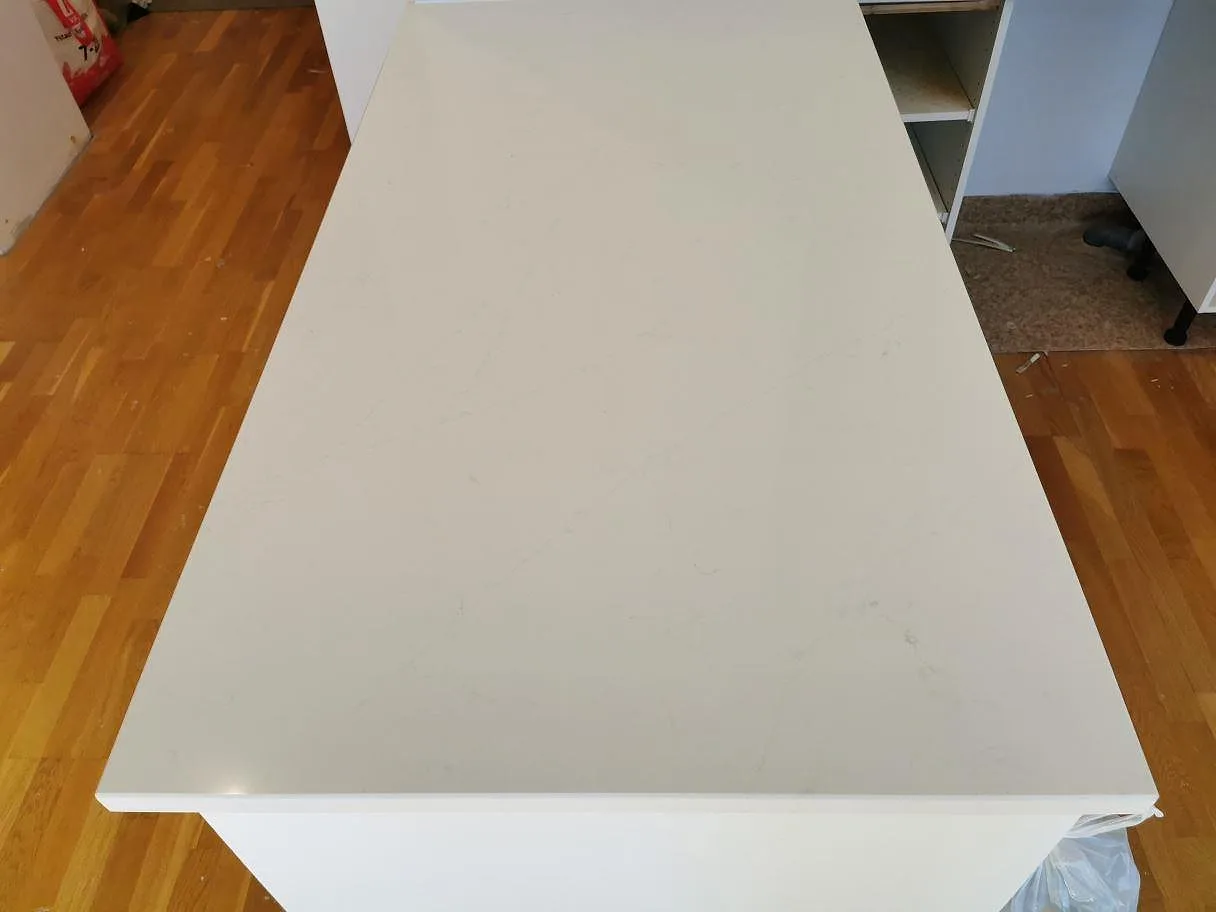 Halvö med köksbänkskiva i vit Silestone Eternal Statuario, polerad, sedd ovanifrån i ett kök i Ystad.