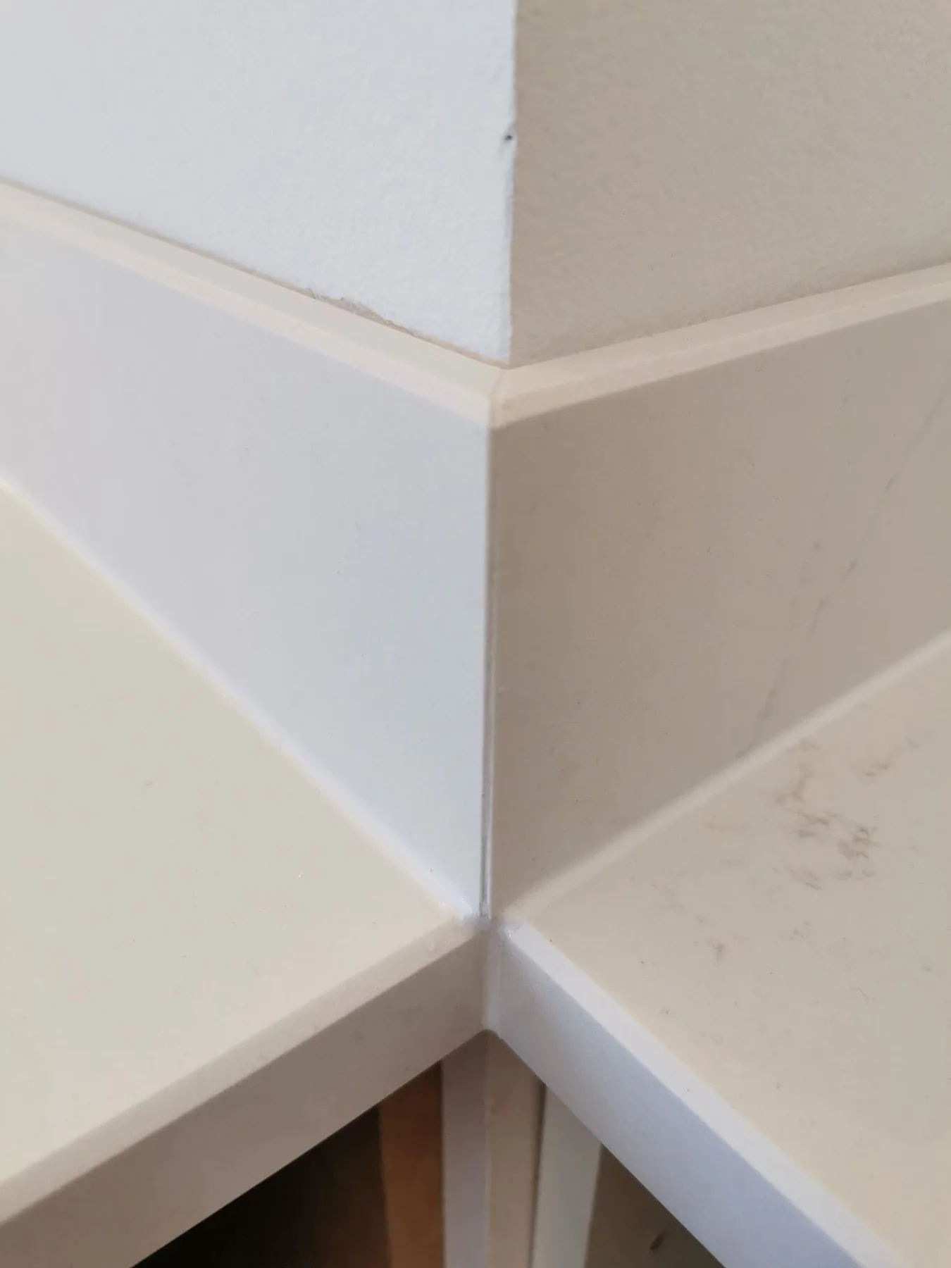 Detalj av geringsskarv på köksbänkskiva i vit Silestone Eternal Statuario, polerad, i ett kök i Ystad.