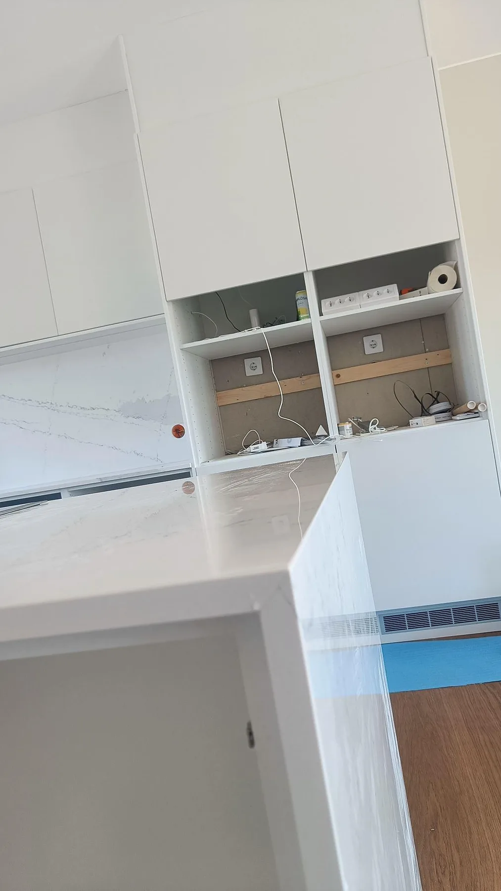 Polerad Silestone Ethereal Dusk bänkskiva och stänkskydd med grå ådring, monterade i ett kök under inredning i Halmstad.