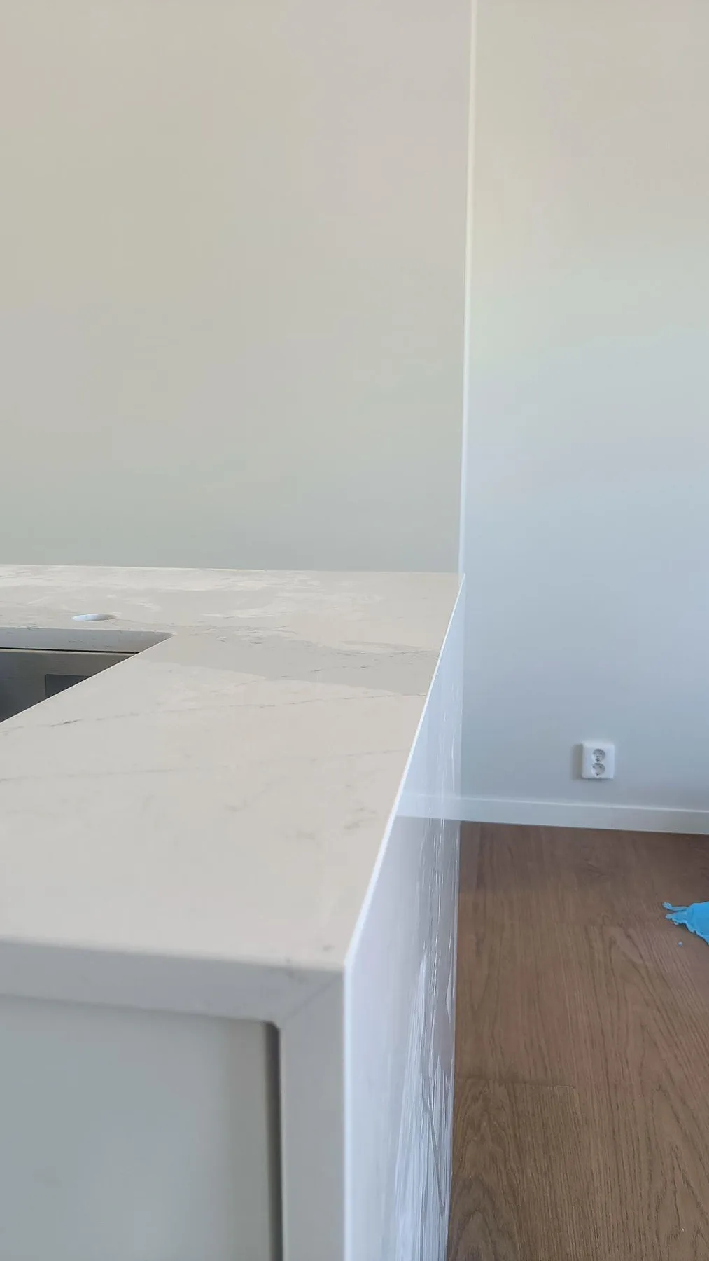 Sidovy av köksö i Silestone Ethereal Dusk med vattenfallskant och polerad ljus komposityta i Halmstad.