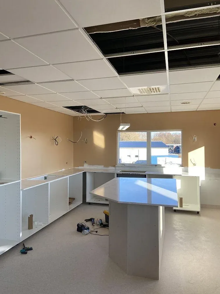 Vit Silestone Ethereal Dusk köksö med marmorlik ådring i ett ljust kök under montering i Oxie.