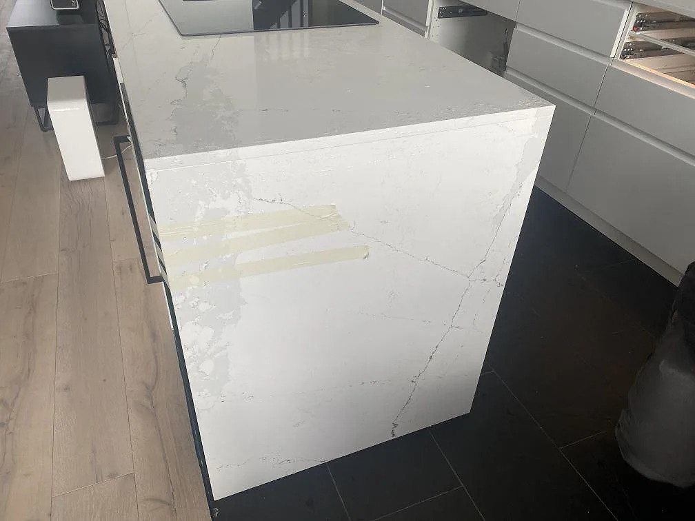 Köksö med vattenfallskant i Silestone Ethereal Dusk, polerad ljus komposit med grå ådring, kök i Staffanstorp.