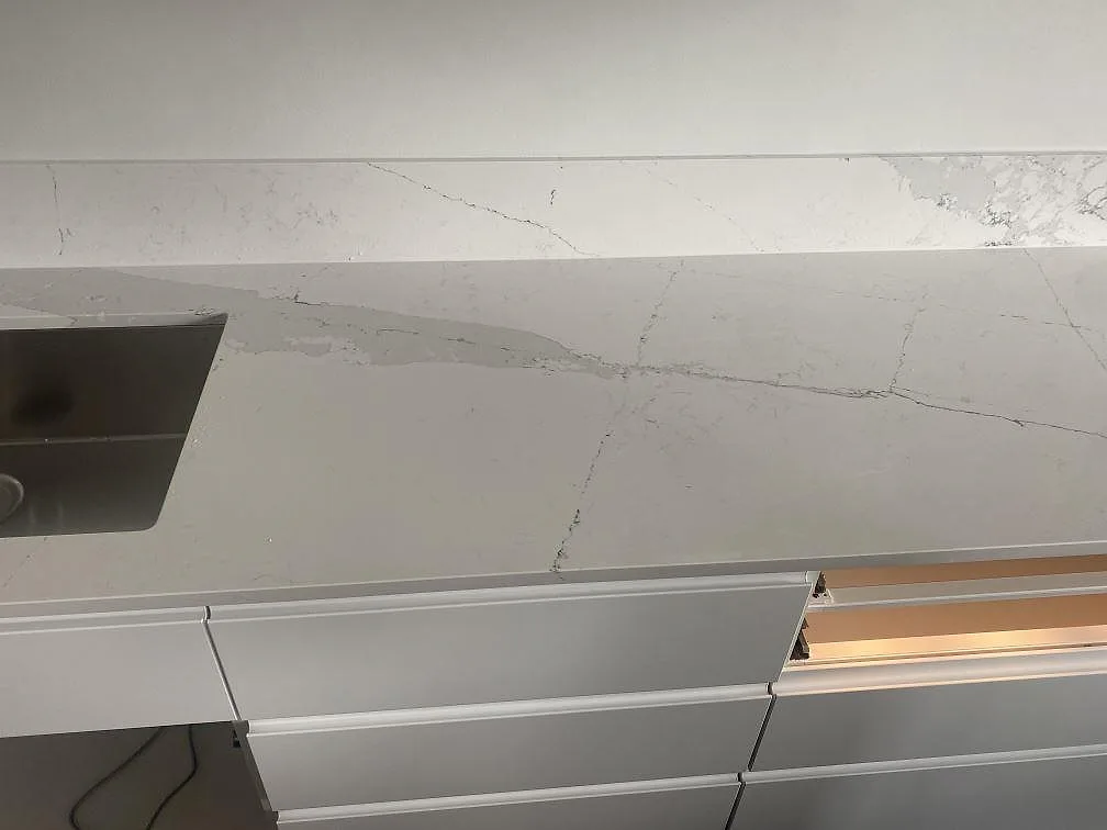 Köksbänkskiva i Silestone Ethereal Dusk med underlimmad rostfri diskho och diagonal grå ådring i polerad komposit, kök i Staffanstorp.