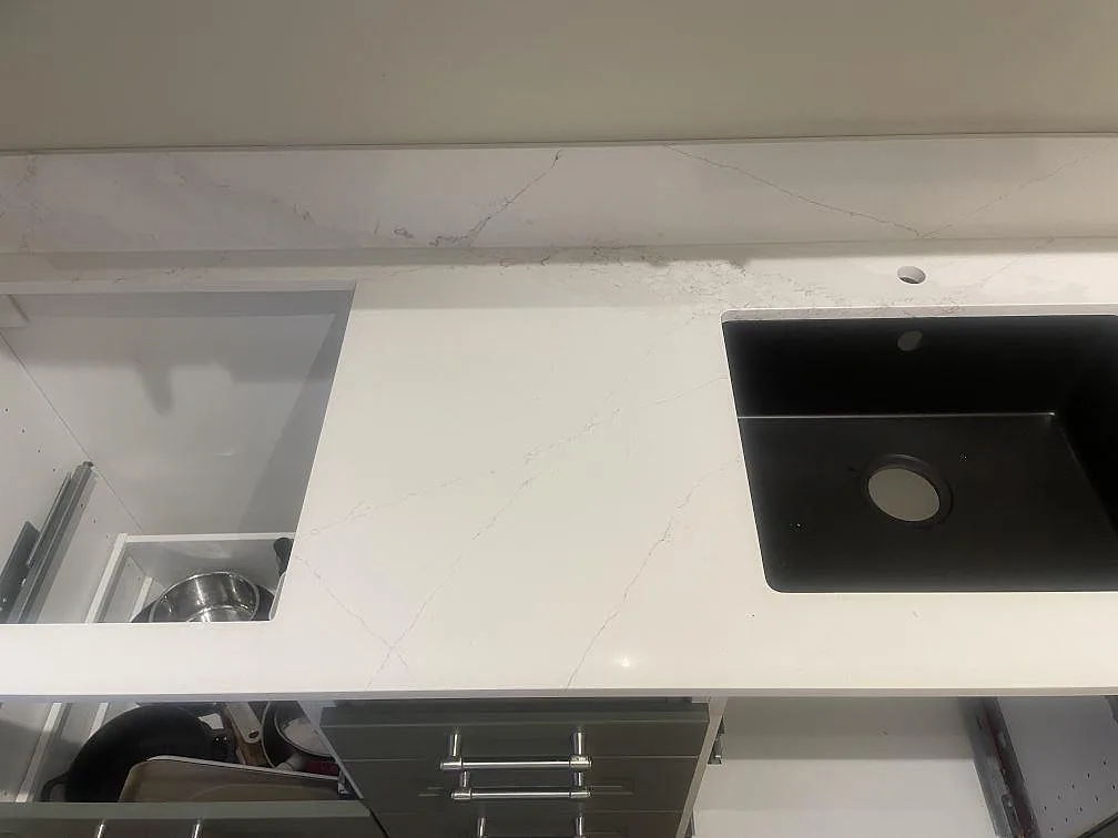 Polerad Silestone Ethereal Haze köksbänk med svart diskho, rektangulärt urtag och synlig grå ådring i ett kök i Helsingborg.