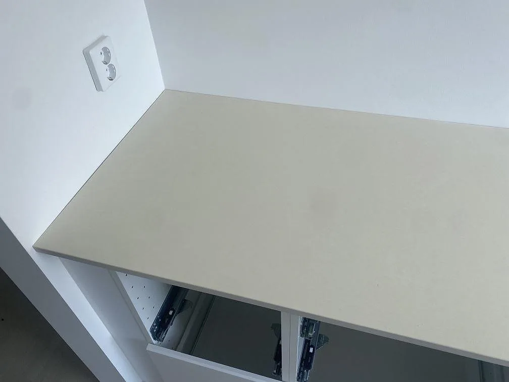 Ovanifrån av bänkskiva i matt vit Silestone Faro White i ett kök i Malmö under montering.